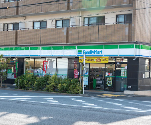 コンビニ　ファミリーマート 新代田駅前店（コンビニ）まで213m