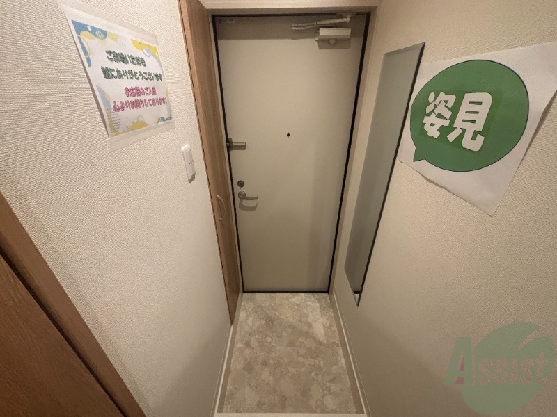 玄関　玄関には姿見があるため身だしなみのチェックができます。