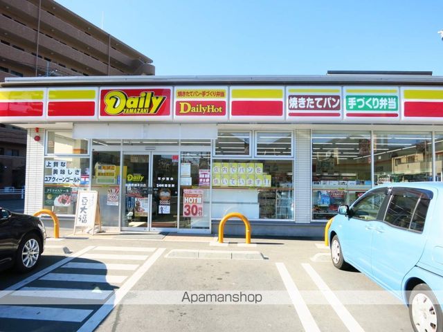コンビニ　デイリーヤマザキ（コンビニ）まで697m