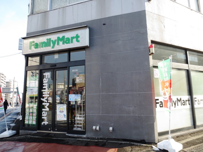 コンビニ　ファミリーマート（コンビニ）まで92m