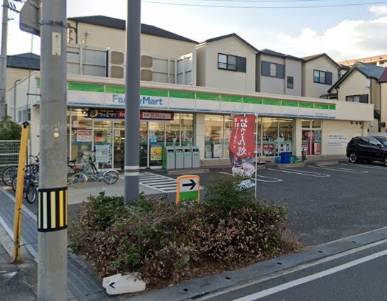 コンビニ　ファミリーマート（コンビニ）まで676m