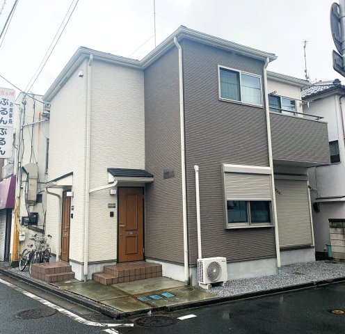 建物外観　ツートンカラーの外観　暖かみのある木製ドア