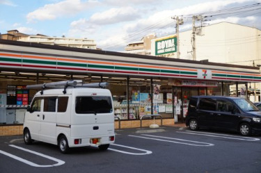 コンビニ　セブンイレブン　川崎宮前平駅前西店（コンビニ）まで203m