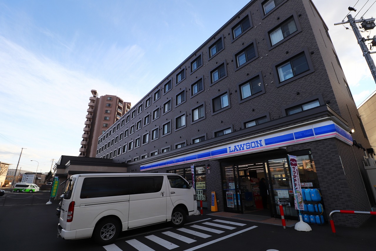 コンビニ　ローソン札幌月寒西2条八丁目店（コンビニ）まで280m