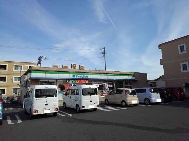 コンビニ　ファミリーマート鈴鹿白子町店（コンビニ）まで250m