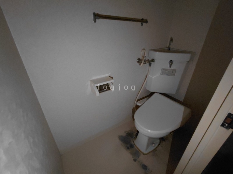 トイレ　嬉しい温水洗浄便座付きのトイレです。