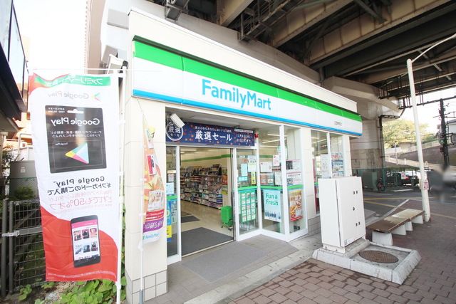 コンビニ　ファミリーマート江田駅前店（コンビニ）まで650m