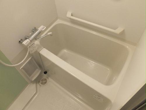 バス・シャワールーム　混合水栓で温度調節が楽なお風呂です。