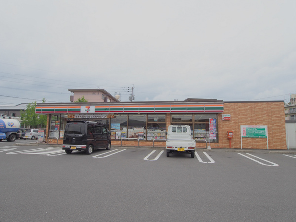 コンビニ　セブンイレブン武雄川良店（コンビニ）まで570m