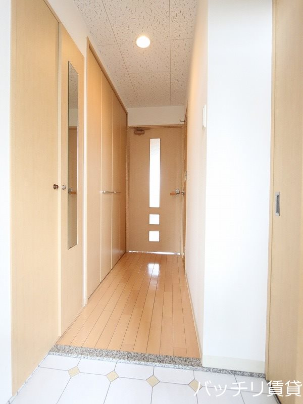 玄関　※同マンション別部屋写真のため、現状優先。
