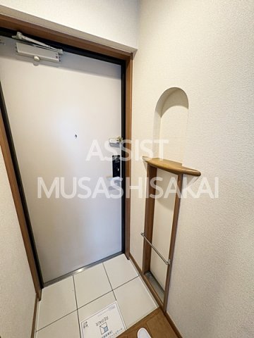 玄関　写真：設備同仕様の別物件です