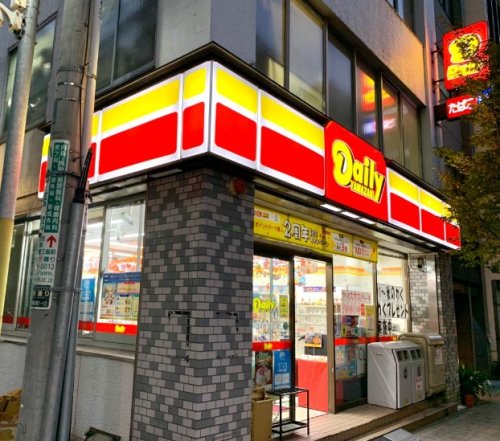 コンビニ　デイリーヤマザキ 日本橋室町1丁目店（コンビニ）まで304m