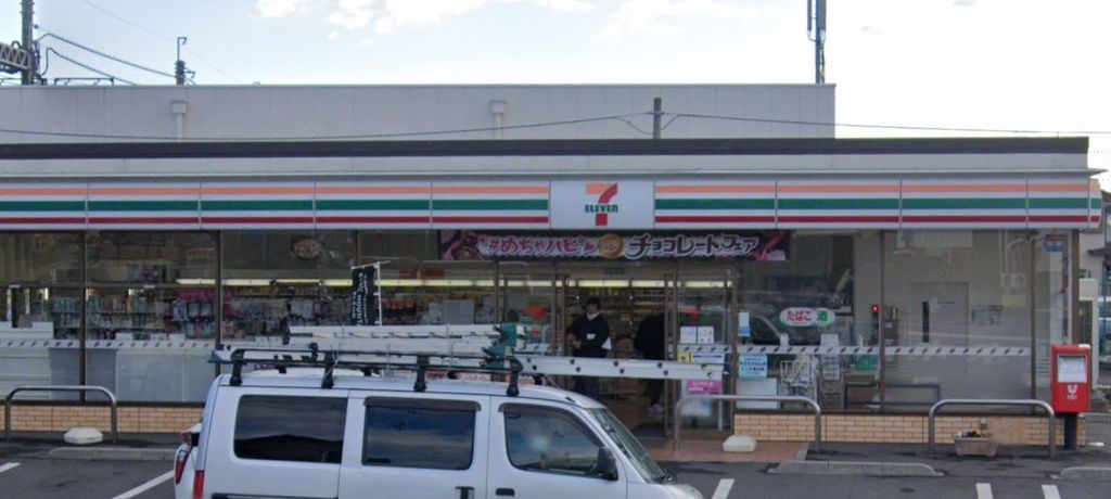 コンビニ　セブンイレブン岩槻本丸店（コンビニ）まで800m