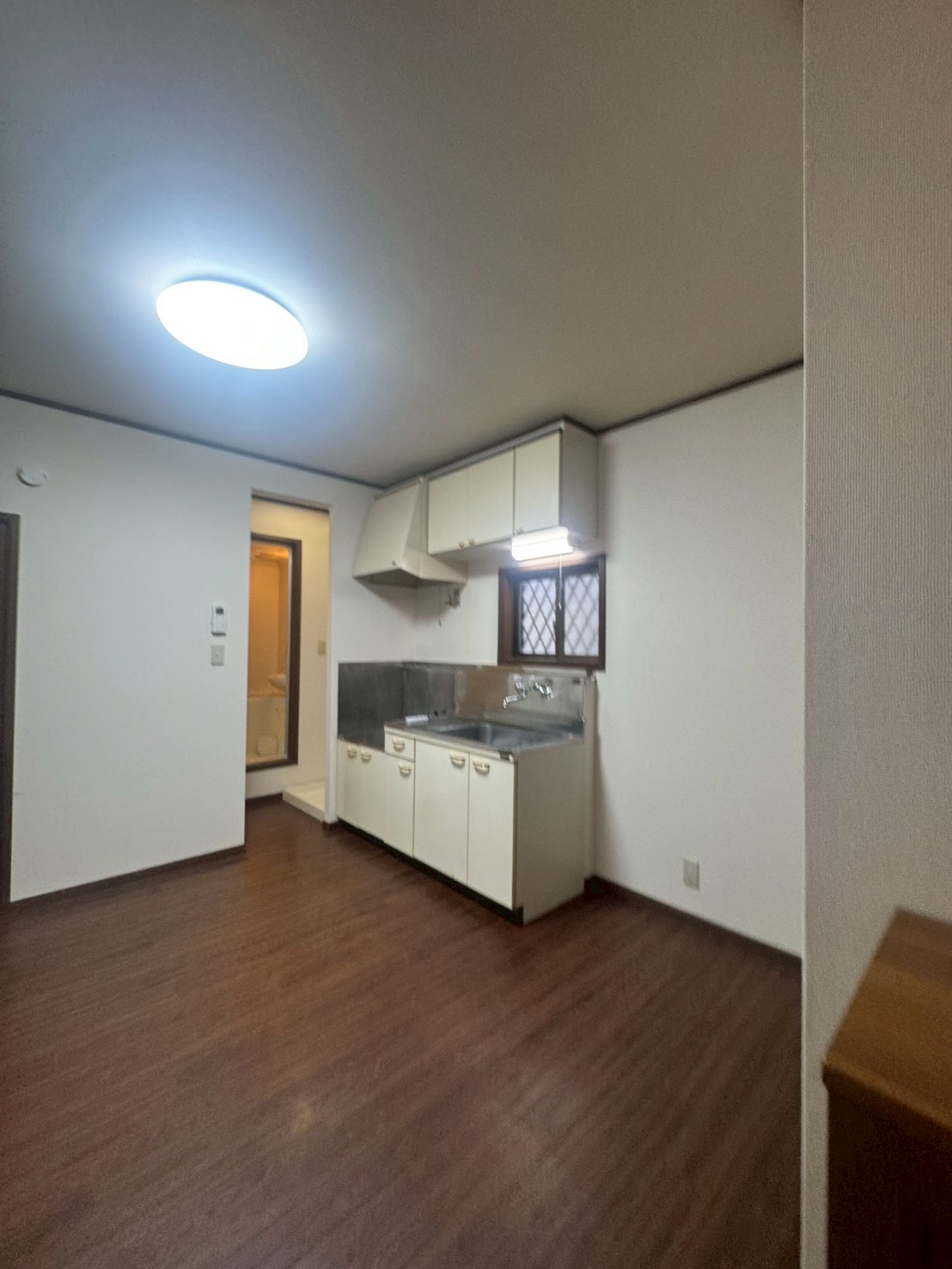 キッチン　同建物別部屋写真です