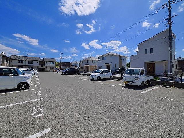駐車場　車をお持ちの方に嬉しい駐車場付きの物件です