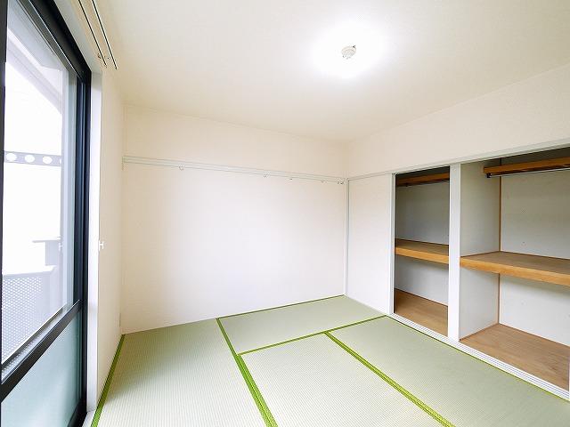 その他部屋・スペース　落ち着いた色調の寝室です