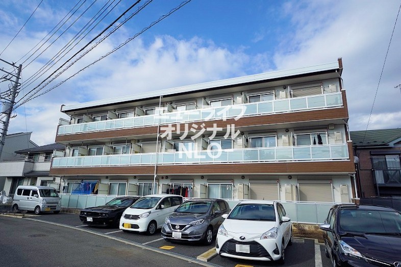 建物外観　防音性や耐震性が優れている鉄骨造の建物です。