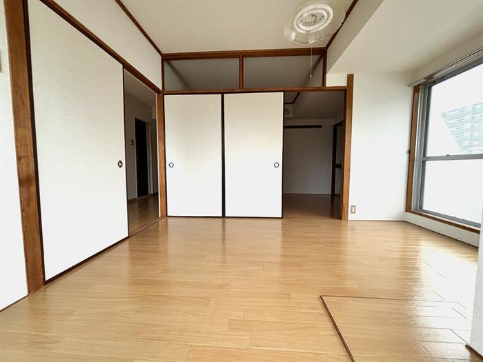 その他設備　2面採光の洋室です！