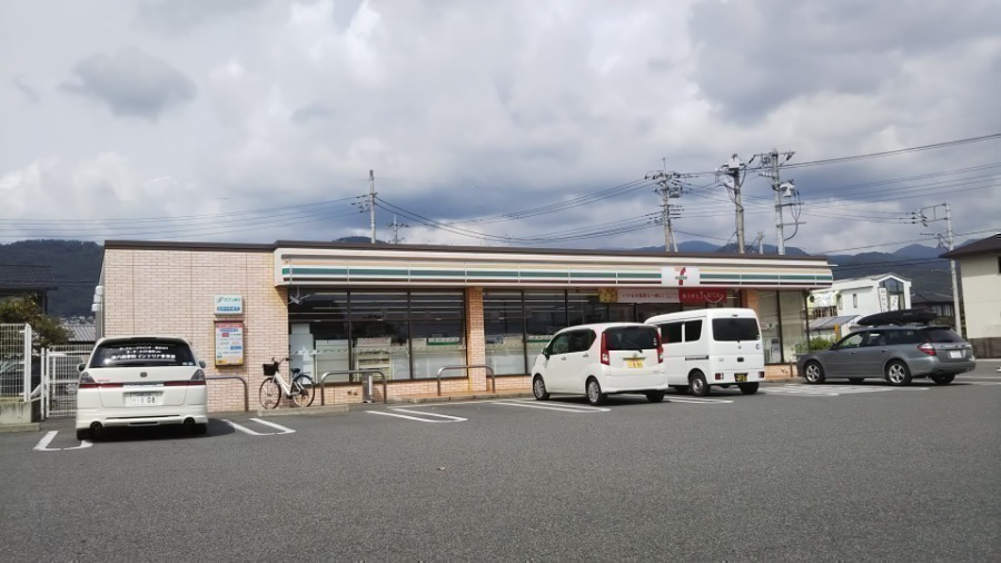 コンビニ　セフ?ンイレフ?ン甲斐中下条店（コンビニ）まで246m