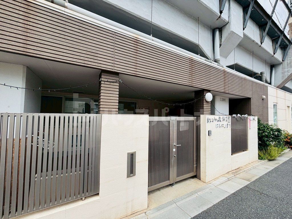 幼稚園・保育園　まなびの森保育園西日暮里（幼稚園・保育園）まで440m