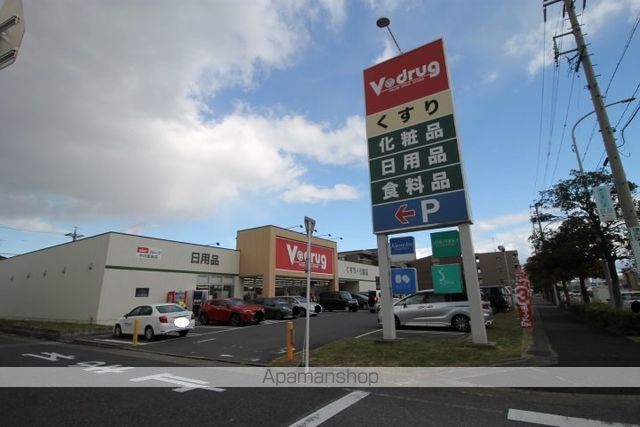 ドラックストア　Ｖ・ｄｒｕｇ中川富田店（ドラッグストア）まで438m