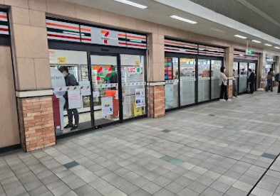 コンビニ　セブンイレブン小田急六会日大前店（コンビニ）まで394m
