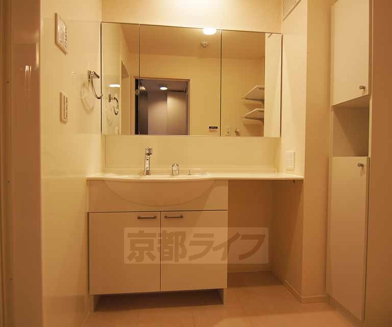 洗面設備　大きな洗面台です。