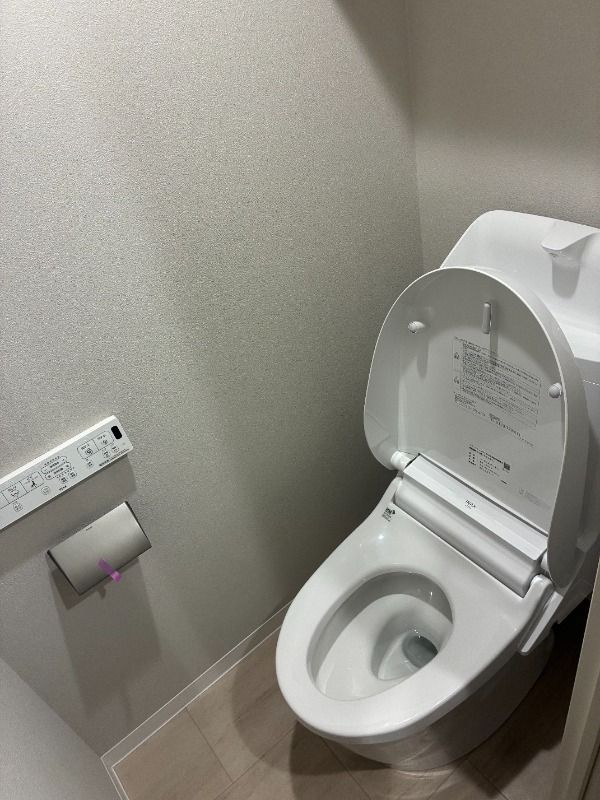 トイレ　落ち着いた色調のトイレです