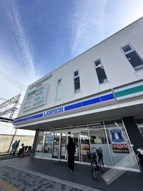 コンビニ　ローソン初芝駅前店（コンビニ）まで358m