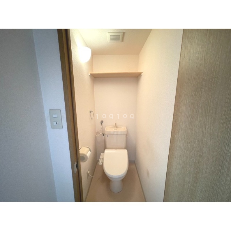 トイレ　嬉しい温水洗浄便座付きのトイレです。