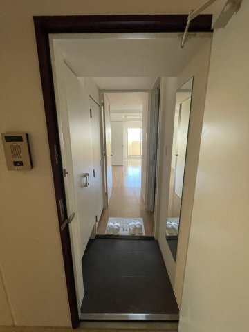 玄関　イメージとして同建物他部屋を表示しています