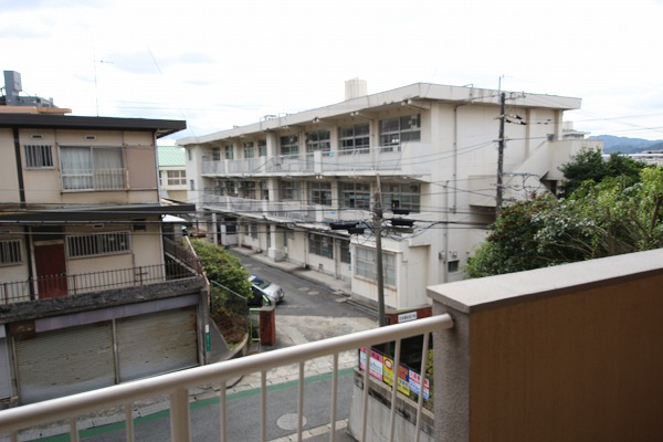 小学校　北九州市立霧丘小学校（小学校）まで692m