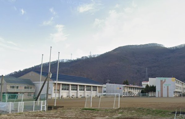 小学校　千曲市立埴生小学校（小学校）まで652m