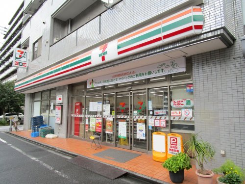 コンビニ　セブンイレブン 新宿東五軒町店（コンビニ）まで89m
