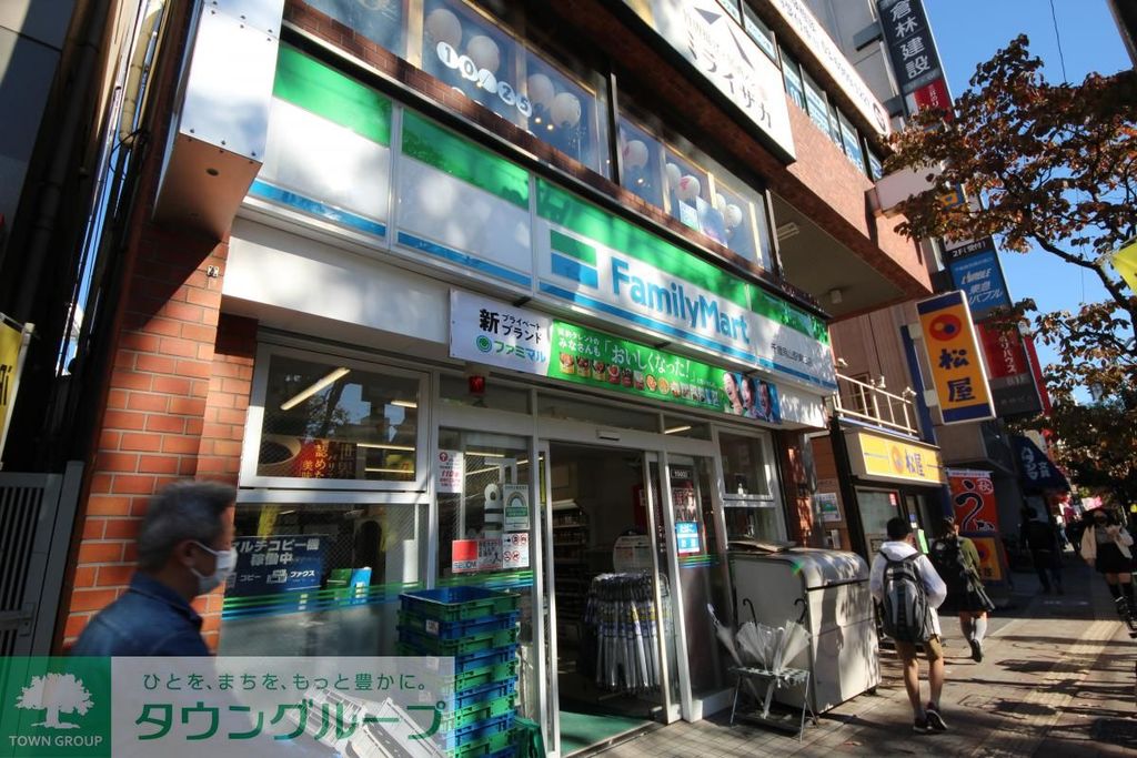 コンビニ　ファミリーマート 千歳烏山駅東口店（コンビニ）まで230m