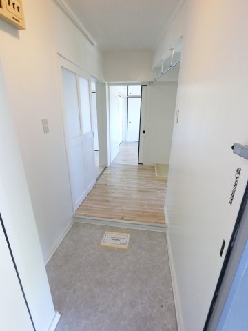 ＪＲ成田線 成田駅 バス乗車時間：9分 最寄りバス停で下車 徒歩3分 5階建 築48年の玄関写真