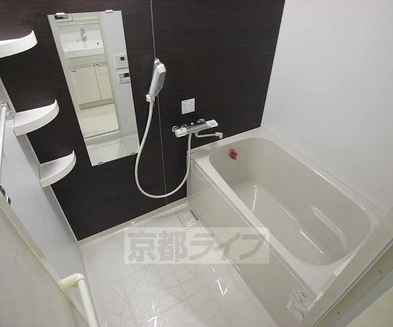 バス・シャワールーム　便利な棚もあるお風呂です。