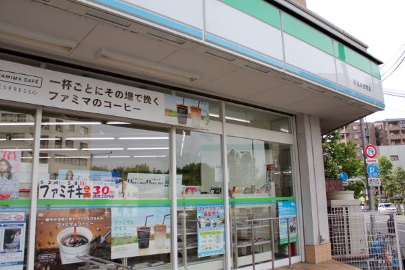コンビニ　ファミリーマート新宿弁天町店（コンビニ）まで132m