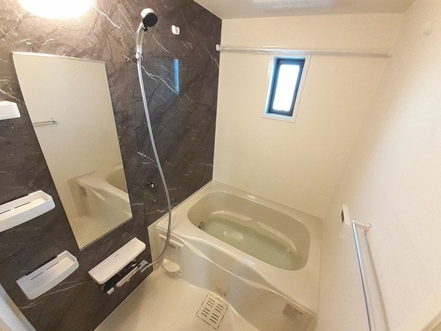 バス・シャワールーム　コンパクトで使いやすいお風呂です
