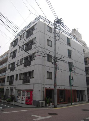建物外観　鉄筋コンクリート造のがっちりとした建物。