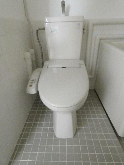 トイレ　浴室と同室でお掃除が楽です。