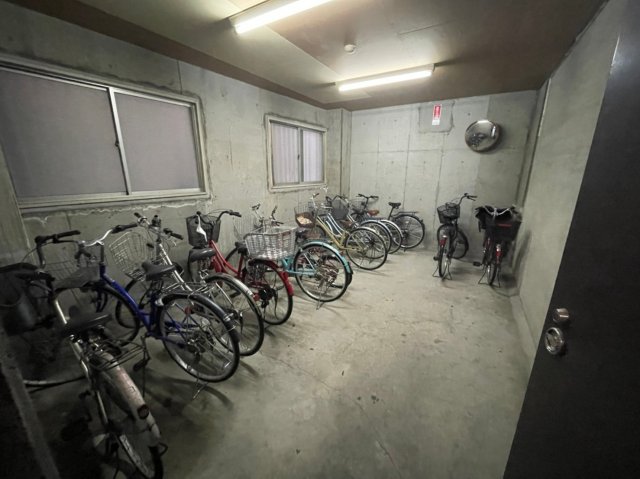 駐車場　同マンション他部屋。反転タイプ