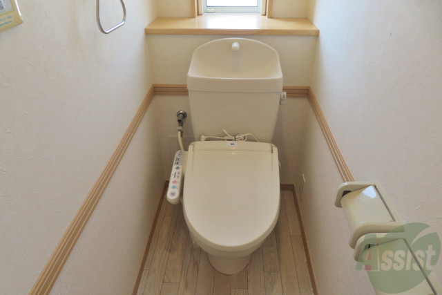 トイレ　トイレは棚もあれば窓もあるんです。