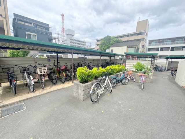その他　敷地内には入居者専用の駐輪スペースもあります。