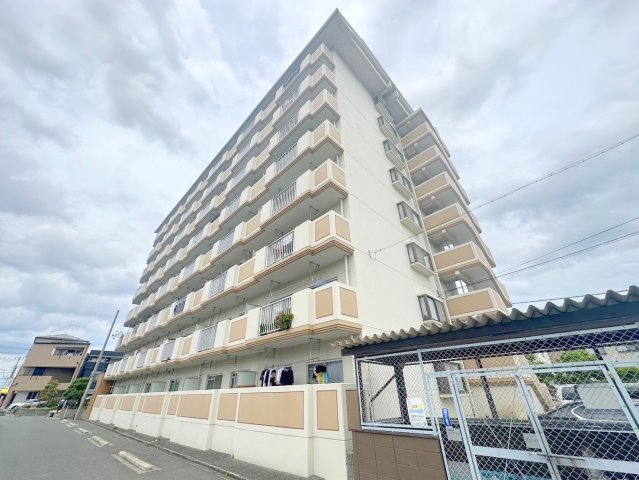 建物外観　存在感のある外観は落ちついた色合いで、堂々としていますね。
