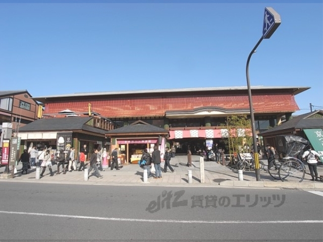 ショッピングセンター　嵐山駅はんなりほっこりスクエア（ショッピングセンター）まで750m