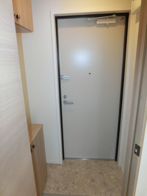 玄関　玄関は収納あります