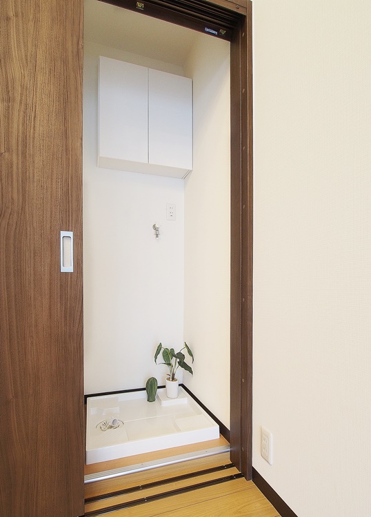 その他　洗濯機置場　使わないときはドアを閉めてスッキリと
