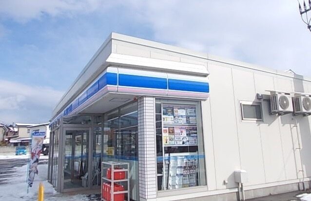 コンビニ　ローソン八戸新井田横町店（コンビニ）まで300m