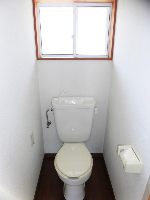 トイレ　お部屋から離れた位置にあるトイレ。窓あり風通し良いです♪